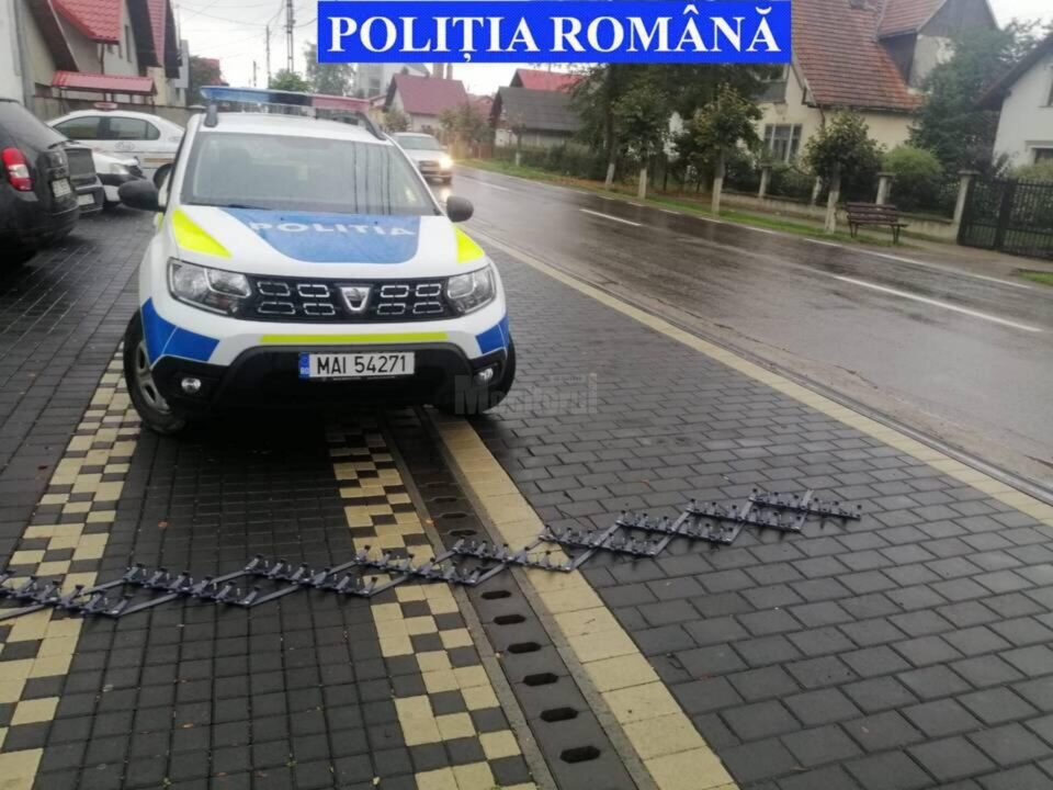 Polițiștii suceveni au folosit cu succes banda de cuie: au oprit un microbuz burdușit cu țigări