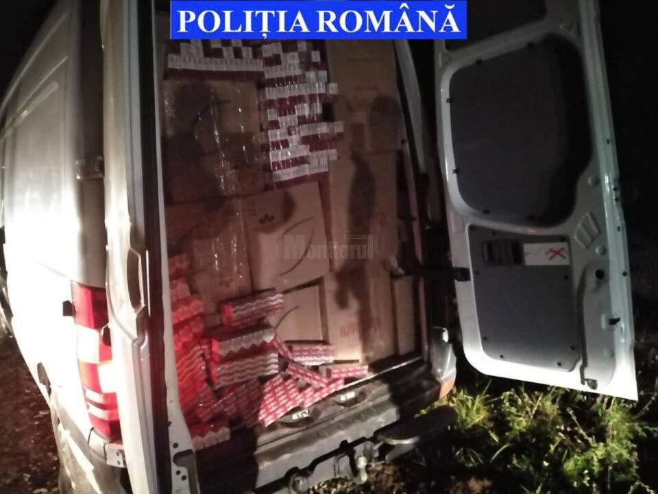 Polițiștii suceveni au folosit cu succes banda de cuie: au oprit un microbuz burdușit cu țigări