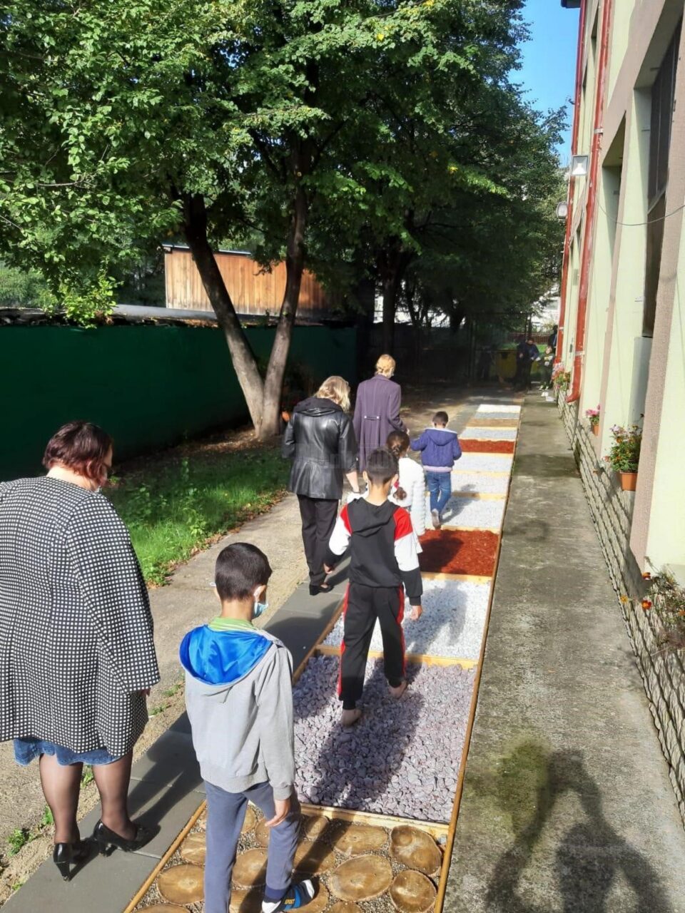 Grădină terapeutică senzorială pentru copiii cu dizabilități, la Centrul Școlar Suceava