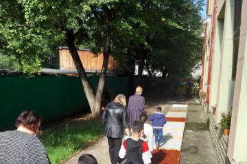 Grădină terapeutică senzorială pentru copiii cu dizabilități, la Centrul Școlar Suceava