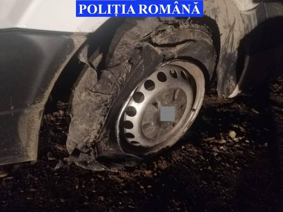 Polițiștii suceveni au folosit cu succes banda de cuie: au oprit un microbuz burdușit cu țigări