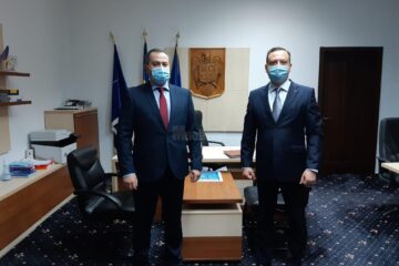 Consulul general al Republicii Moldova, Alexei Țurcan, si prefectul Alexandru Moldovan