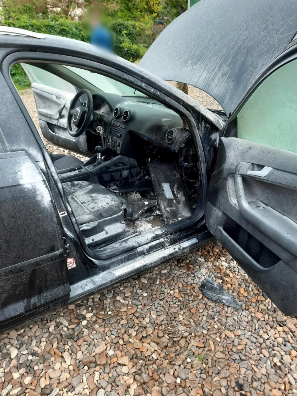 Flacarile au pornit din compartimentul motor si au afectat bordul autoturismului