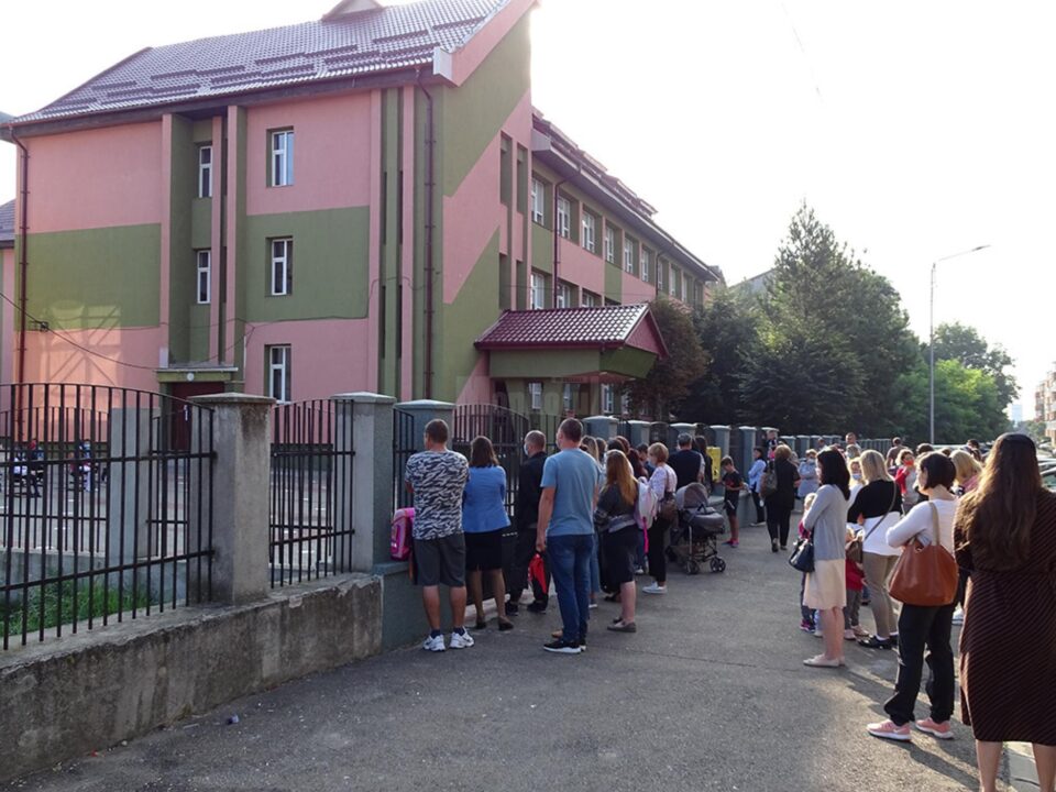 Purtarea măștilor de protecție devine obligatorie pe o rază de 50 de metri în jurul unităților de învățământ