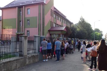 Purtarea măștilor de protecție devine obligatorie pe o rază de 50 de metri în jurul unităților de învățământ