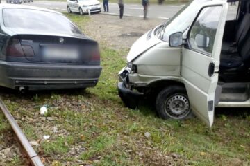 Cele două autoturisme implicate în accident la Vicovu de Jos