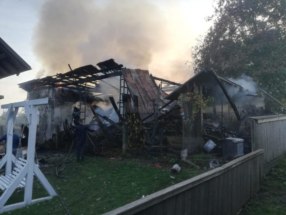 Incendiul a lăsat în urmă pagube mari, anexele gospodăriei fiind total distruse