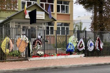 Coroane depuse la Colegiul „Mihai Eminescu”, ca ultim omagiu adus profesorului Renato Tronciu