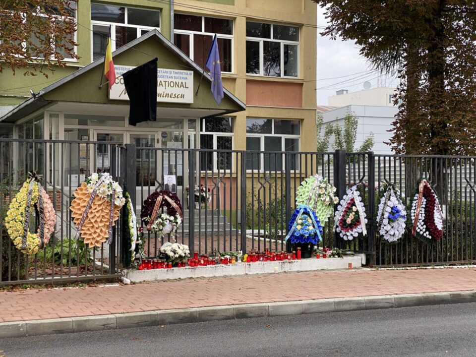 Coroane depuse la Colegiul „Mihai Eminescu”, ca ultim omagiu adus profesorului Renato Tronciu Coroane depuse la Colegiul „Mihai Eminescu”, ca ultim omagiu adus profesorului Renato Tronciu