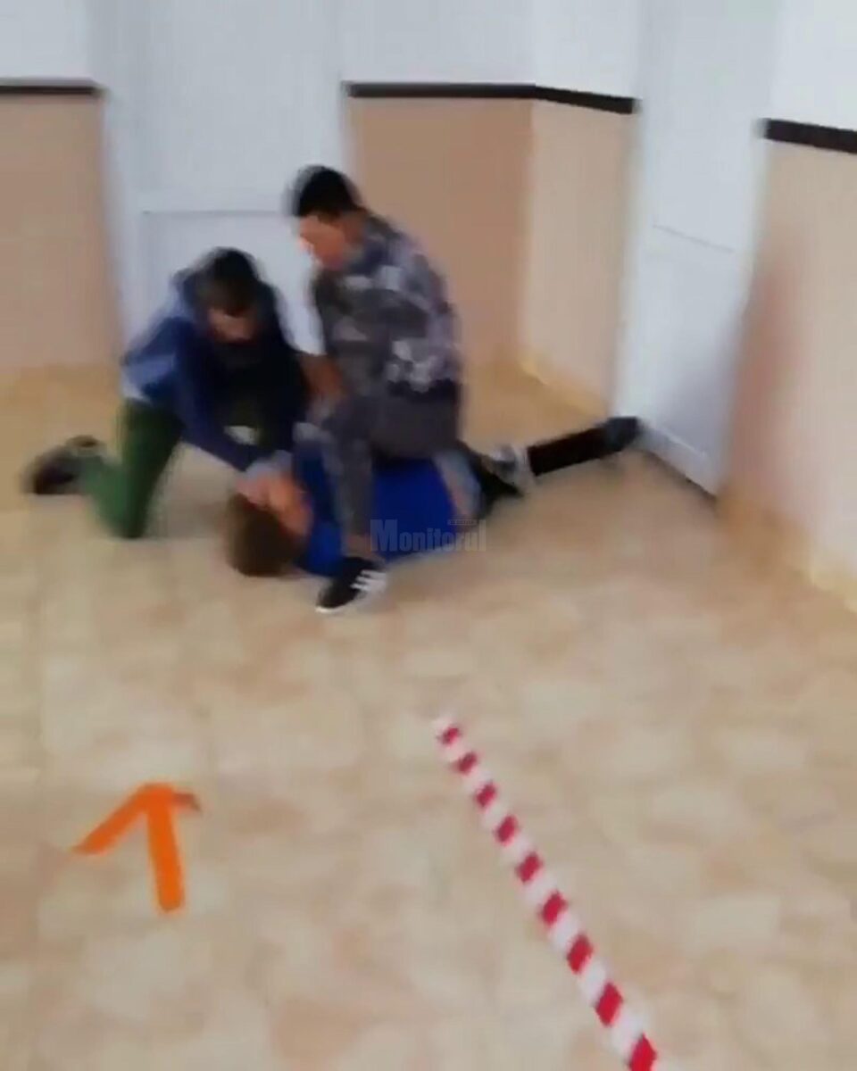 Bătaie elevi
