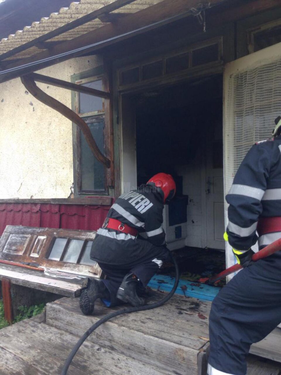 Interventie pompieri in incendiul provocat de aprinderea unei butelii