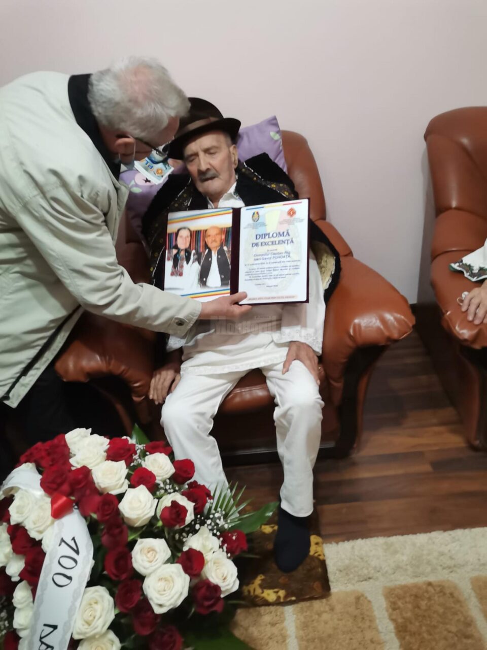 Oferirea Diplomei de Excelență de către Neculai Niga, președintele filialei „Plăieșii” a Veteranilor de Război