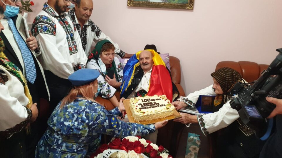 La împlinirea vârstei de 100 de ani, veteranul sărbătorit a primit un tort