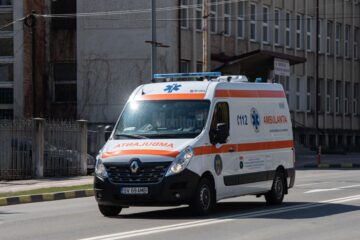Un bărbat a murit strivit de bobine de hârtie, într-un grav accident de muncă