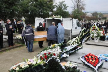 Sicriul domnului profesor Renato Tronciu, adus de la spital direct la cimitirul Pacea Nou