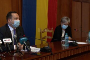 Prefectul Alexandru Moldovan și dr. Dana Costea, medic epidemiolog la DSP Suceava