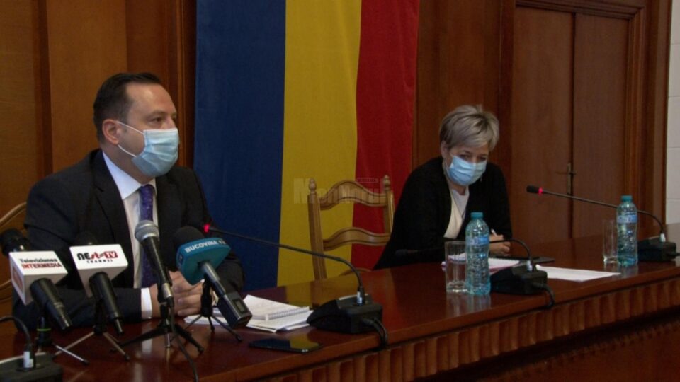 Prefectul Alexandru Moldovan și dr. Dana Costea, medic epidemiolog la DSP Suceava