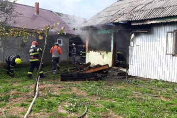 Bărbatul a dat foc casei bătrânești din gospodăria în care locuiește