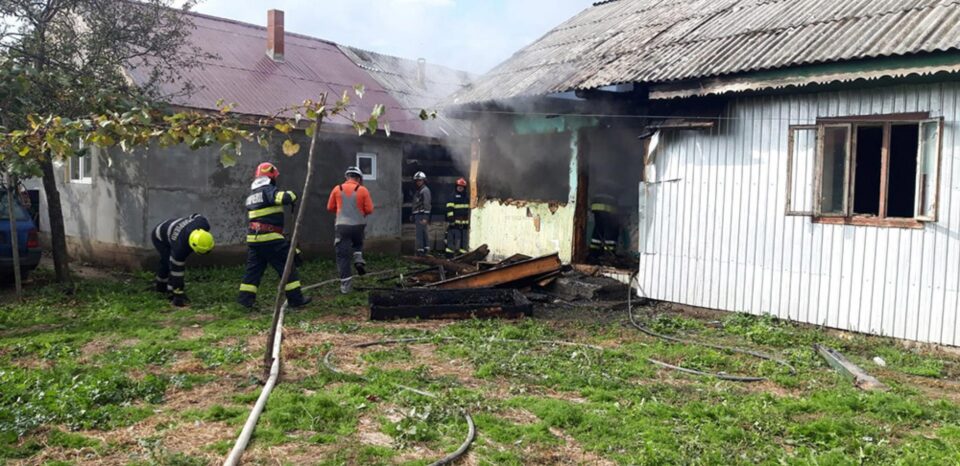 Bărbatul a dat foc casei bătrânești din gospodăria în care locuiește