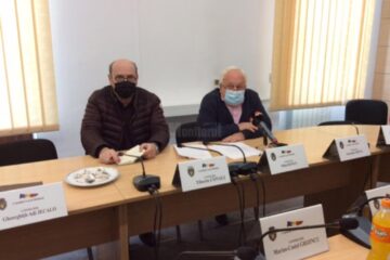 Primarul municipiului Rădăuți, Nistor Tatar (dreapta), și Igo Koffler, directorul Direcției Tehnice din primărie
