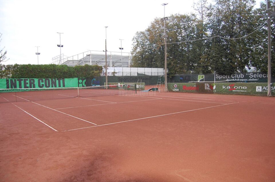 Meciurile din Cupa Monitorul se joacă pe terenurile de zgură de la Complexul Sportiv Unirea Meciurile din Cupa Monitorul se joacă pe terenurile de zgură de la Complexul Sportiv Unirea