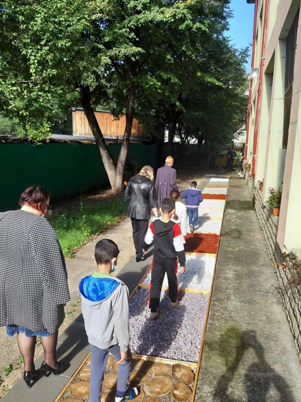 Grădină terapeutică senzorială pentru copiii cu dizabilități, la Centrul Școlar Suceava Grădină terapeutică senzorială pentru copiii cu dizabilități, la Centrul Școlar Suceava