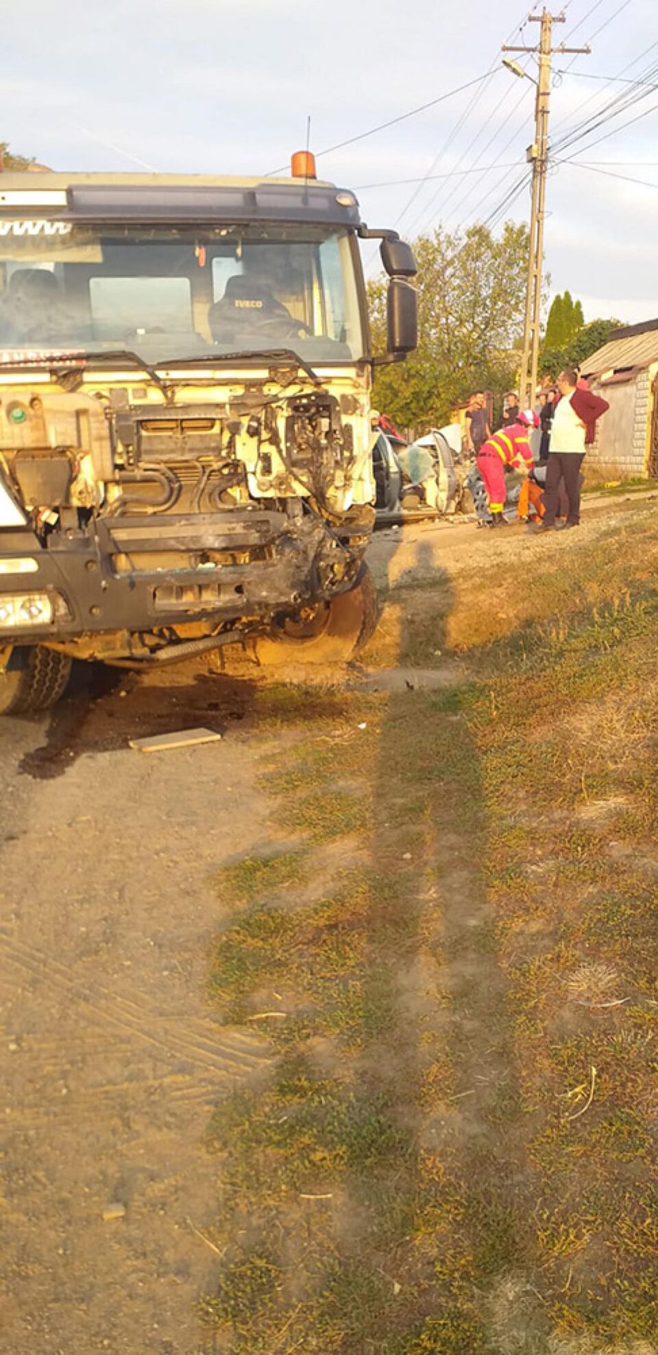 Autobetoniera a lovit frontal autoturismul