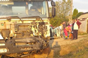 Autobetoniera a lovit frontal autoturismul