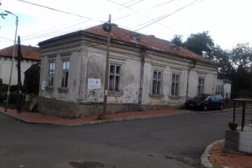 În locul casei și pe terenul de 1.600 metri pătrați din jurul ei se vrea construirea unui bloc cu cinci niveluri și a unor parcări