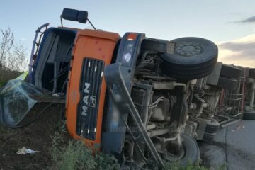 Autotrenul s-a rasturnat pe o parte, la marginea drumului