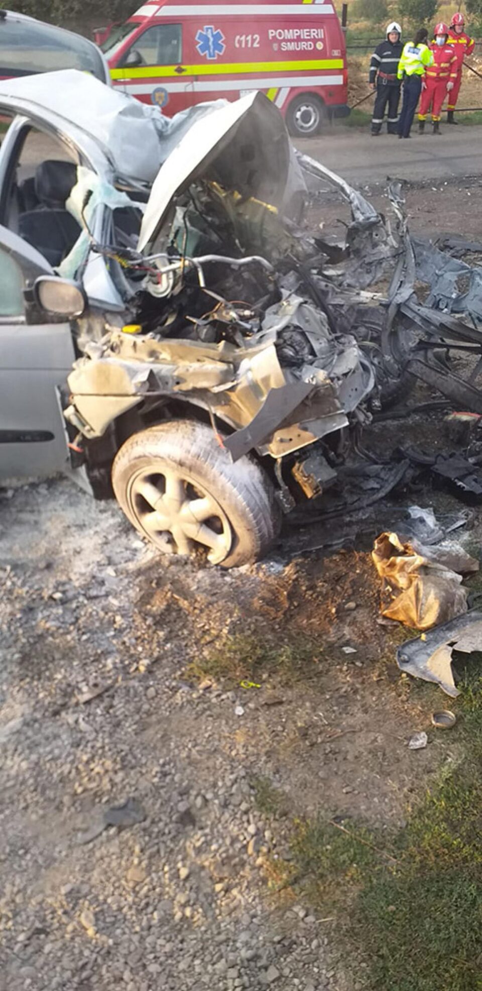 Autoturismul în care se aflau cele două tinere a fost distrus în urma impactului devastator Autoturismul în care se aflau cele două tinere a fost distrus în urma impactului devastator