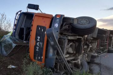 Autotrenul s-a răsturnat pe o parte în afara drumului, șoferul fiind rănit