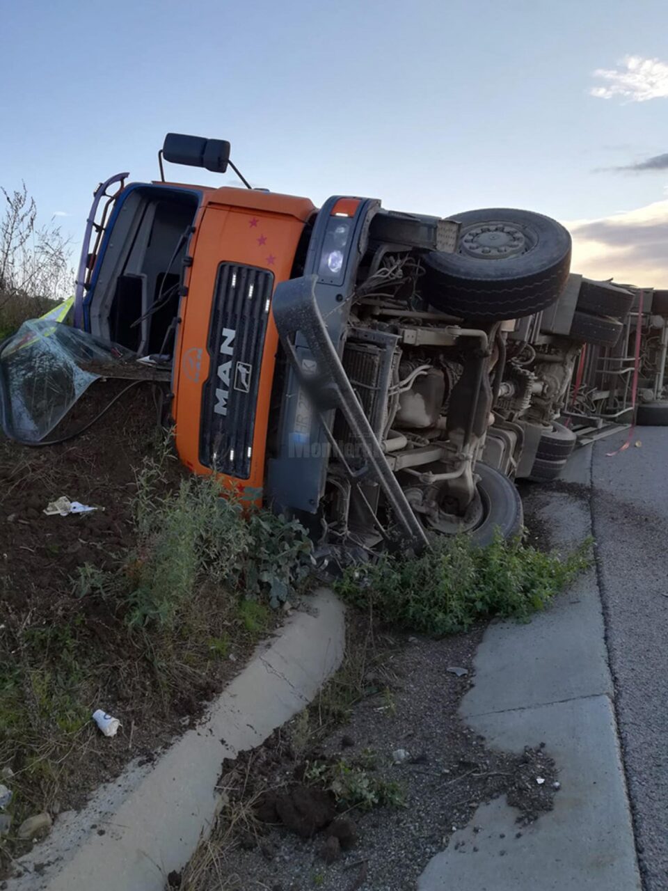 Autotrenul s-a răsturnat pe o parte în afara drumului, șoferul fiind rănit