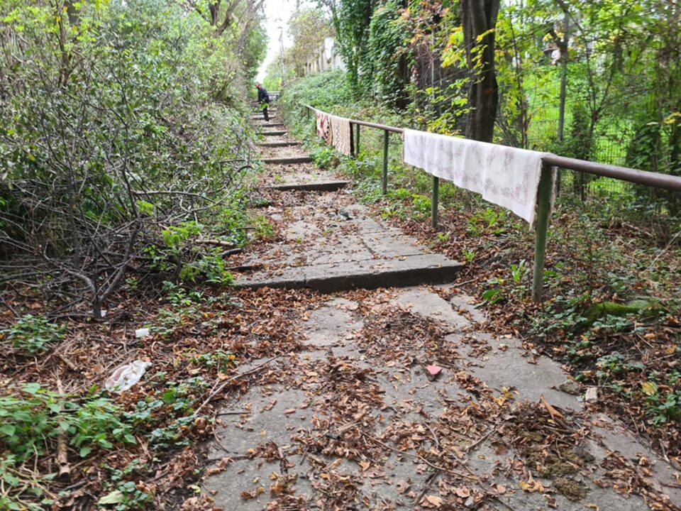 Un colț al parcului Șipote, transformat de romii din zonă în spațiu de agățat chiloți și pantaloni