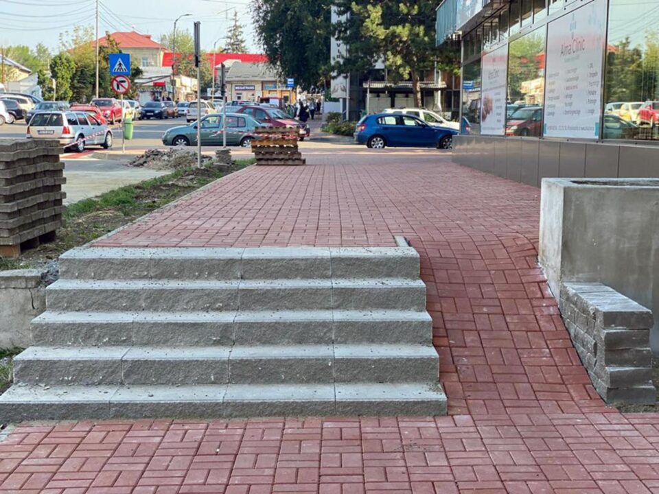 Lucrările de refacere a treptelor și aleilor aferente se desfășoară în trei zone ale Sucevei Lucrările de refacere a treptelor și aleilor aferente se desfășoară în trei zone ale Sucevei