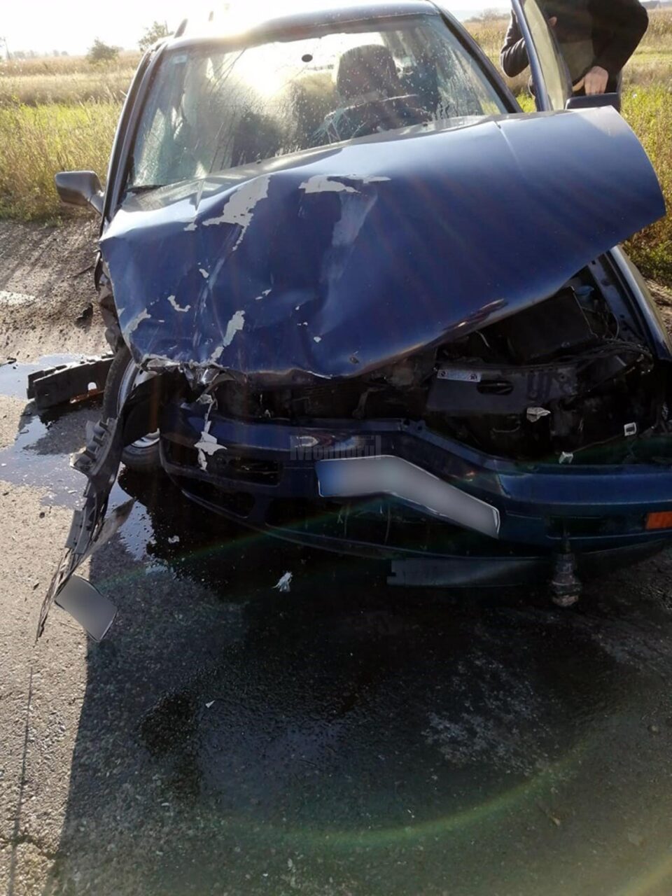 Șoferul autoturismului VW Golf nu a acordat prioritate și s-a ciocnit cu celălalt care circula regulamentar