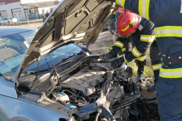 Autoturismul VW Passat avariat în accident
