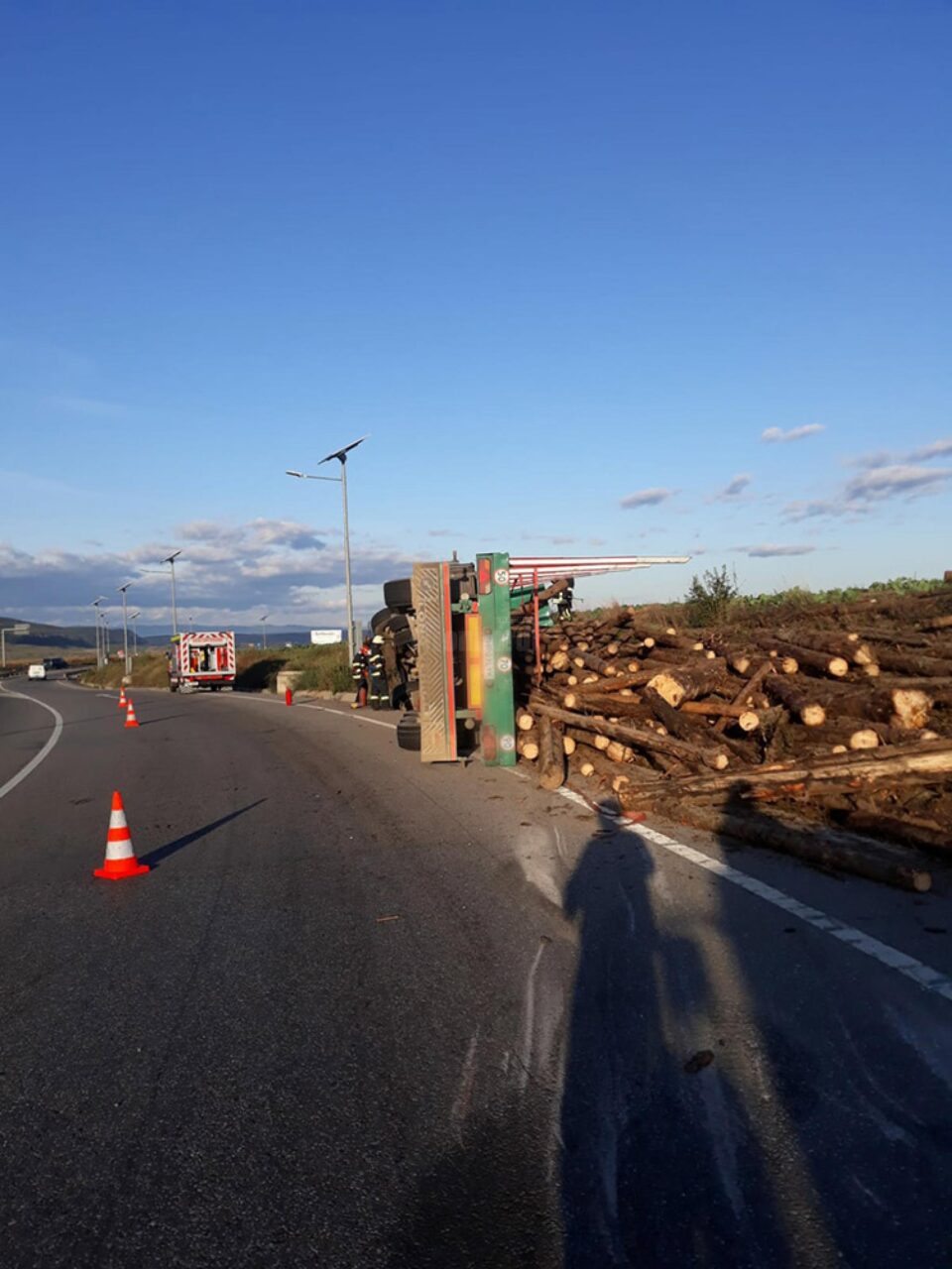 Lemnul împrăștiat a distrus stâlpi de iluminat și semne de circulație