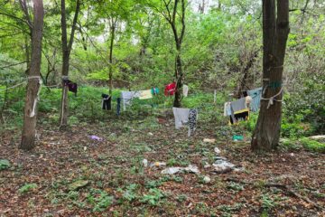 Un colț al parcului Șipote, transformat de romii din zonă în spațiu de agățat chiloți și pantaloni