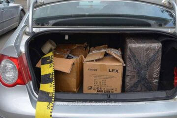 Urmăriți de polițiștii de frontieră, contrabandiștii au abandonat două mașini cu țigări