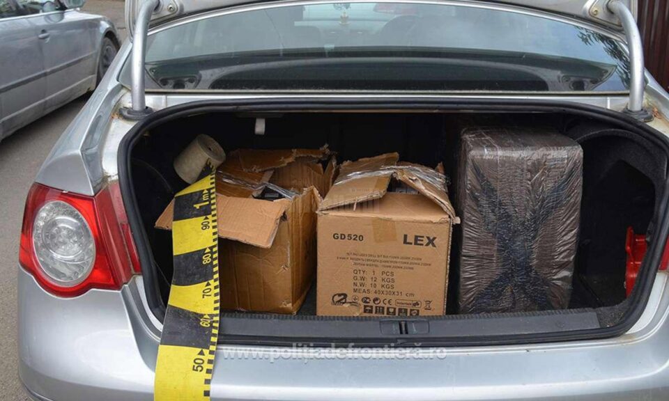 Urmăriți de polițiștii de frontieră, contrabandiștii au abandonat două mașini cu țigări