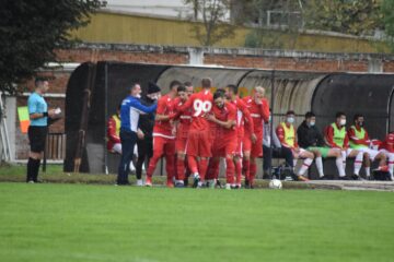 Fotbalistii Bucovinei Radauti se bucura dupa victoria cu Dante Botosani