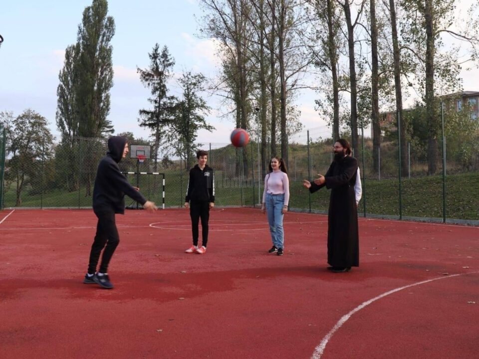 „Ne pasă!”, piesă de teatru filmată recent de Asociația Tinerilor Ortodocși Suceveni