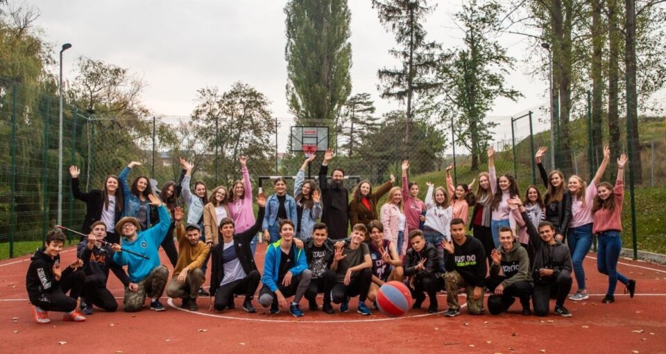 „Ne pasă!”, piesă de teatru filmată recent de Asociația Tinerilor Ortodocși Suceveni