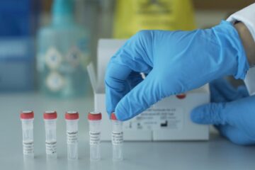 Trei cadre didactice și o elevă, confirmate, sâmbătă, cu Covid.