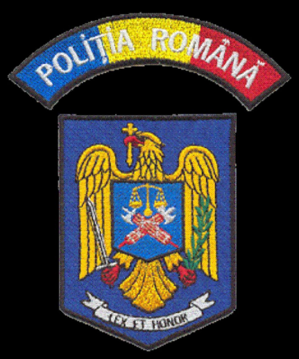 La fața locului, polițiștii au găsit trei persoane care aveau sacoșe cu haine