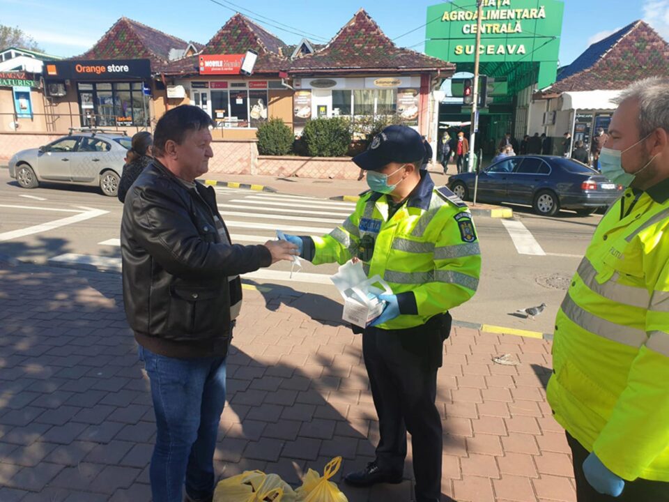 Polițiștii le-au împărțit măști sucevenilor