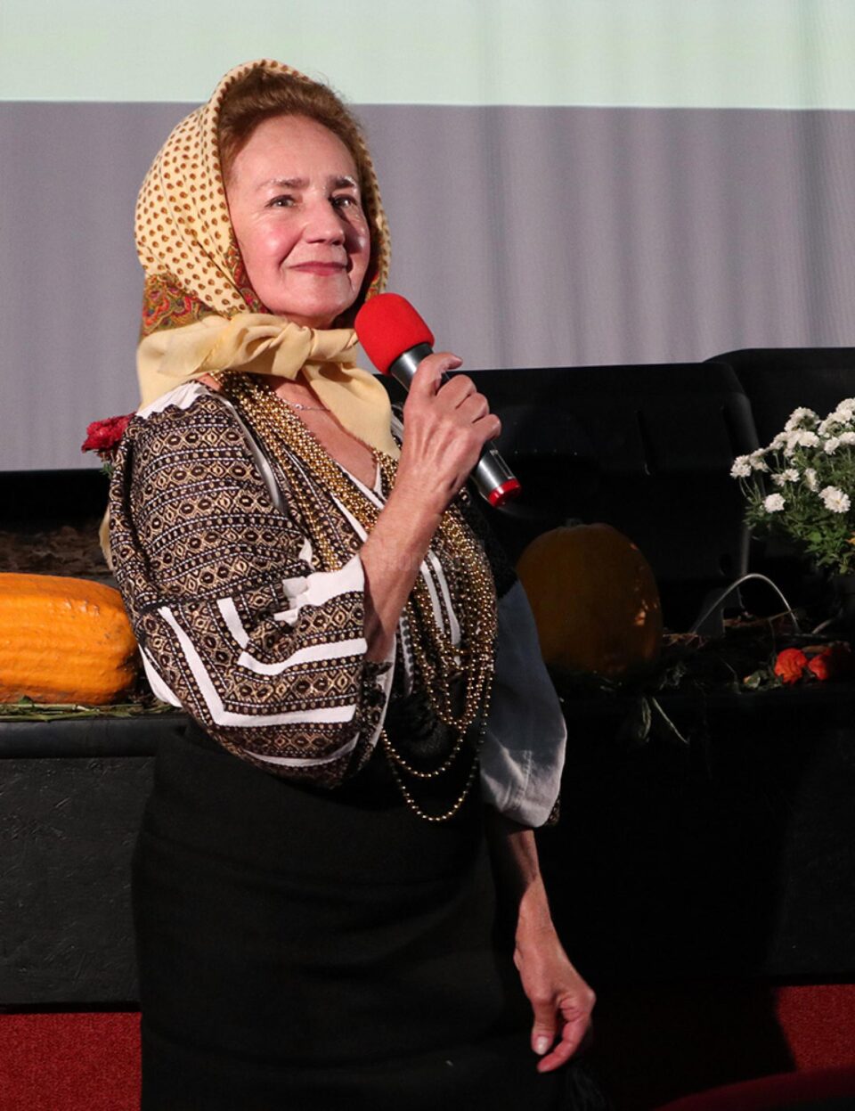La sfârșitul proiecției filmului „Ochi de urs” de la Gura Humorului, Sofia Vicoveanca i-a încântat pe cei prezenți cu muzica bine cunoscută La sfârșitul proiecției filmului „Ochi de urs” de la Gura Humorului, Sofia Vicoveanca i-a încântat pe cei prezenți cu muzica bine cunoscută