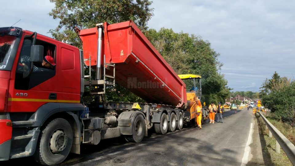 Lucrări de asfaltare pe DN 17A, de la Rădăuți la Dornești