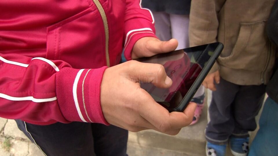Elevii școlii din Dumbrăveni au primit 200 de tablete